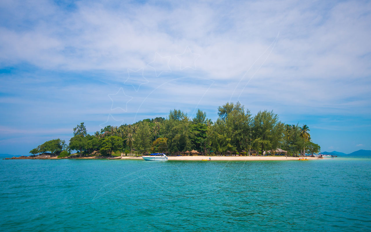Private Catamaran James Bond + Naka Island + Canoe (One Day Trip)
